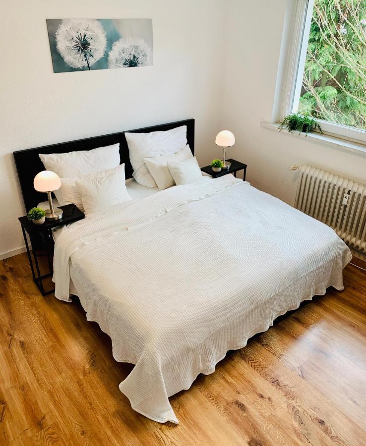 Direkte Uninaehe: Ferienwohnung Mit Grossem Doppelbett, Kuechenzeile Und Neu Renoviertem Badezimmer Homburg  Exterior photo
