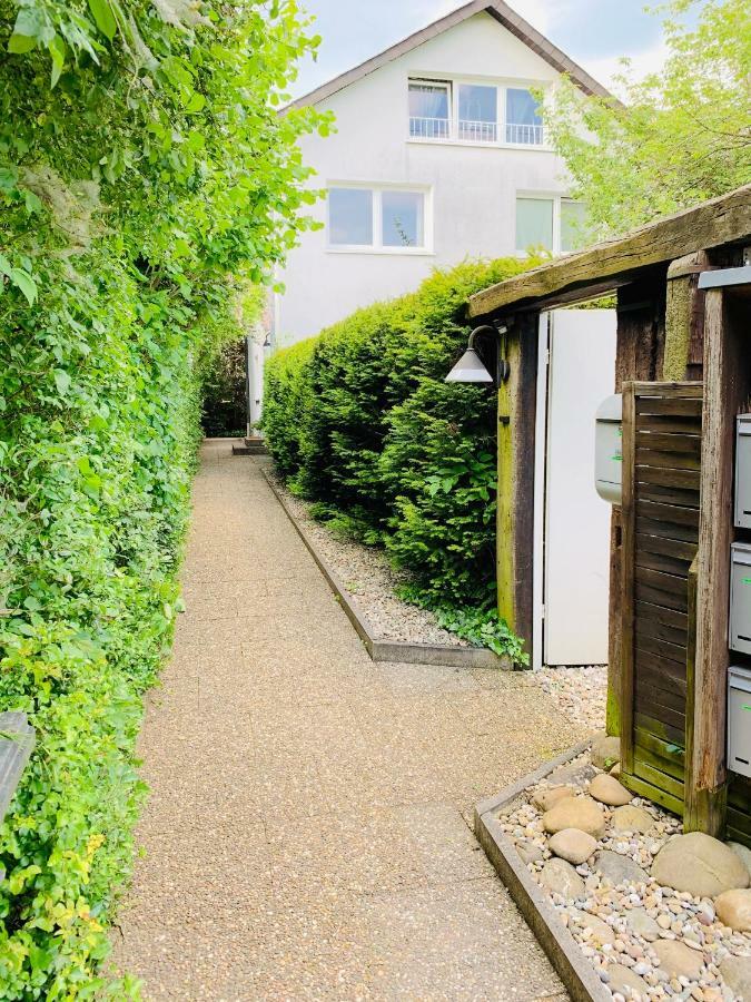 Direkte Uninaehe: Ferienwohnung Mit Grossem Doppelbett, Kuechenzeile Und Neu Renoviertem Badezimmer Homburg  Exterior photo