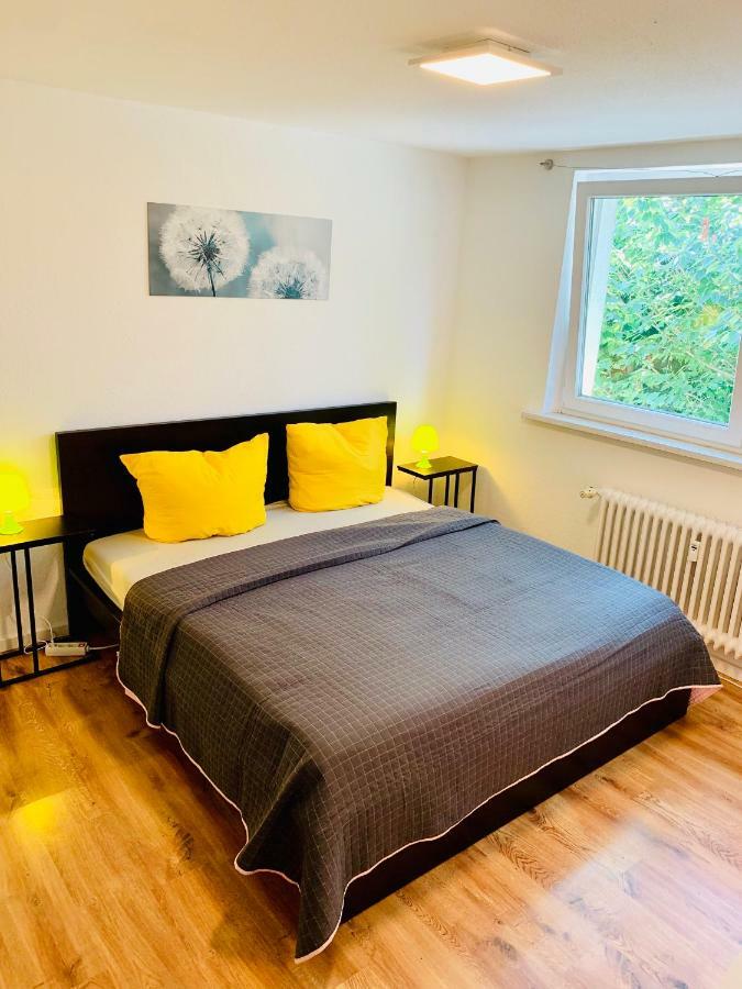 Direkte Uninaehe: Ferienwohnung Mit Grossem Doppelbett, Kuechenzeile Und Neu Renoviertem Badezimmer Homburg  Exterior photo